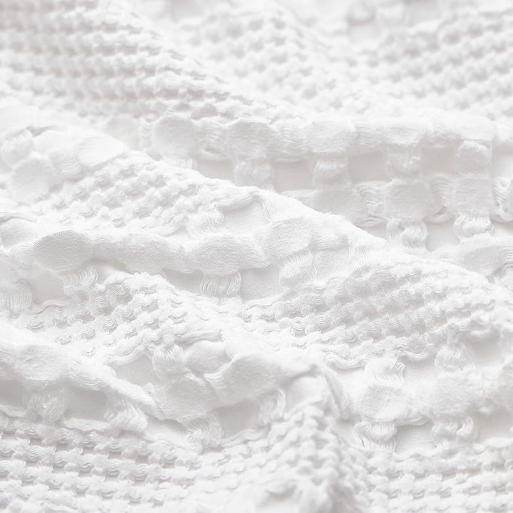 color_White-ruffle 26x20